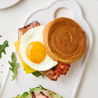 Roll de Bacon, Cheddar e Ovo estrelado 