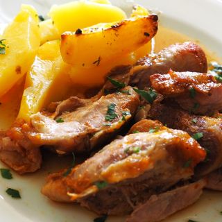 Свински джолан с грейви сос  и запечени картофки 350 гр.