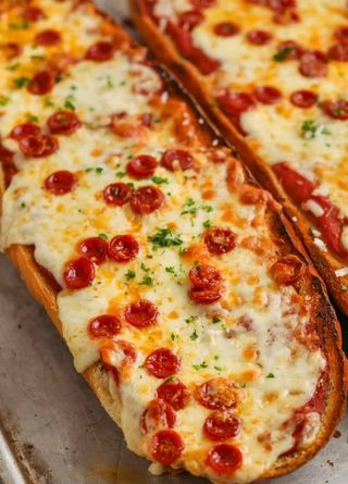 Запечений сендвіч з салямі, Моцарелою та базиліком (290г)