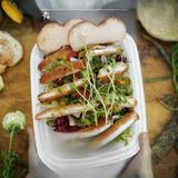 Kompozycja sałat ogrodowych z grillowanym kurczakiem