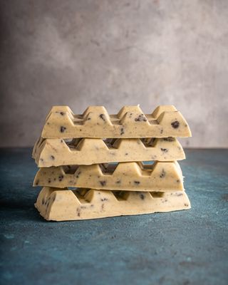 Tablet de chocolate branco e cookie recheado de nutella