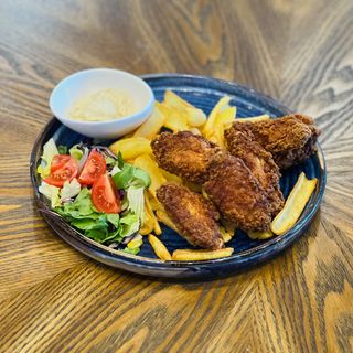 Aripioare cu aioli și cartofi