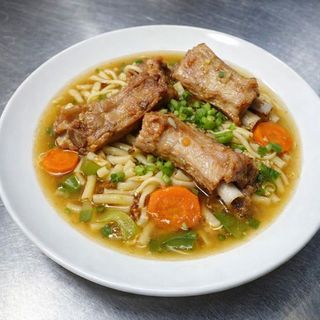 Sopa De Massa Com Entrecosto De Porco