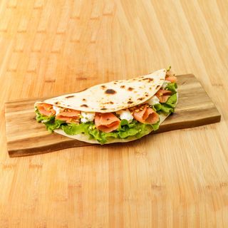 Piadina con salmone norvegese, bufala campana, zucchine, crema di carciofi 
