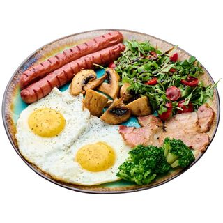 Яєшня з сосисками та беконом (290г)
