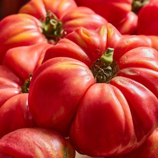 Ensalada de tomate rosa con ajo