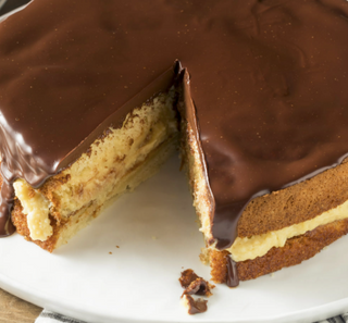 Bizcocho de chocolate con crema pastelera (porción)