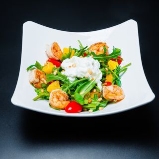  Рукола с тигровыми креветками и сыром страчетелла