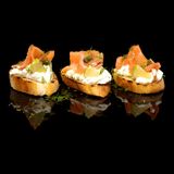 Брускети с пушена сьомга и мус от крема сирене (200г)