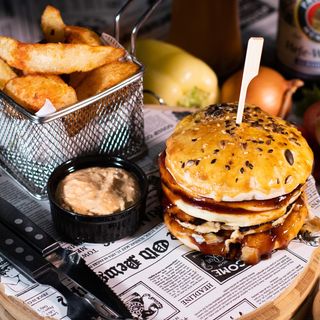 Joy Veggie Burger cu cartofi prajiti/wedges si sos la alegere