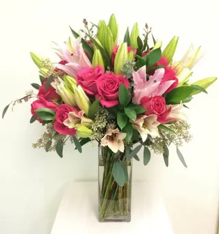 Composition Lys - Roses - Feuillages - Vase