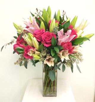 Composition Lys - Roses - Feuillages - Vase