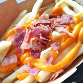 Картопля фрі з беконом та сиром чедер(180г)