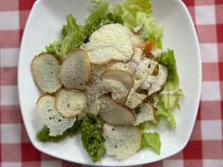 Цезар з куркою та грушею (245g)