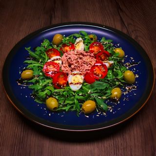 Салат з тунцом