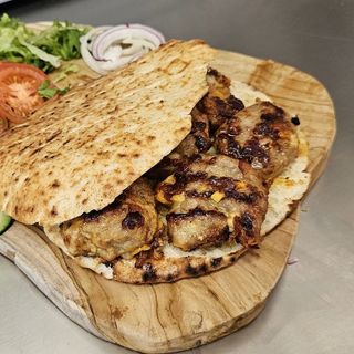 Leskovački mesni uštipci/leskovac-style meatballs in bun