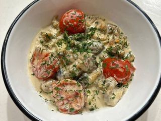 М'ясо чорноморського рапана у вершковому соусі з томатами та печерицями (280g)