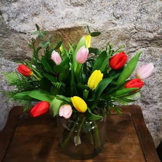 Ramo de Tulipanes con Jarrón