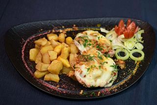 Cotlet ciobănesc cu cartofi copţi