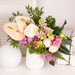 Buchet cu zambile, anthurium si ranunculus