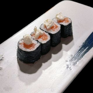 MAKI SALMÓN CON QUESO (4U)