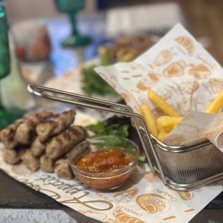 Мини кебабчета с пържени картофи, домашна лютеница и микс салатка   350г