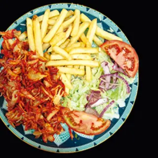 Combo de pollo con ensalada y patatas fritas