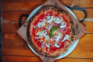 Pizza Prosciutto E Funghi 