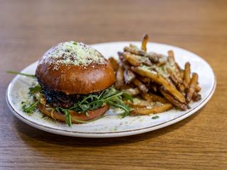 Burger cu coaste de vită