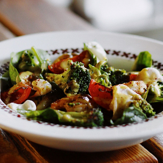 Салат з  креветкою та броколі