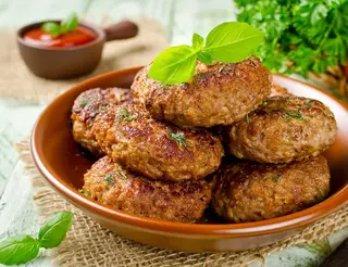Пържени кюфтета с доматен сос (400г)
