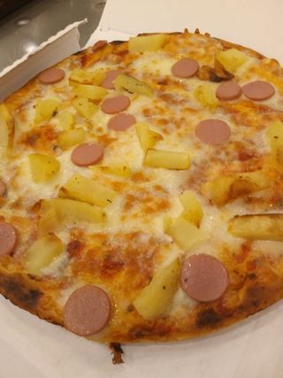 Pizza tonda Patatine e Würstel 