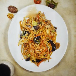 181. Пържени спагети със зеленчуци и яйца (600г)