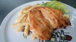 Pileći file sa roštilja sa pomfritom