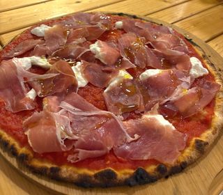 Pizze Rosse Crudo E Stracciatella (33 Cm.)