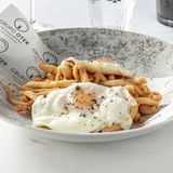 Rabas de calamar con huevos camperos fritos