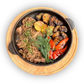 Томлене мʼясо з овочами 