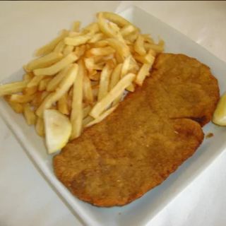 Pechuga de pollo rellena de jamón y queso con patatas fritas