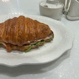 Круассан с лососем