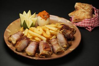 Rolana piletina sa sirom omotana špekom