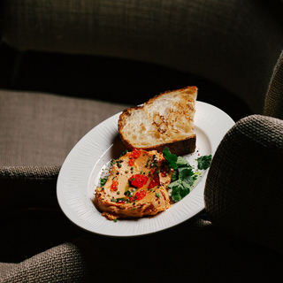 Паштет з копченого лосося та червоною ікрою