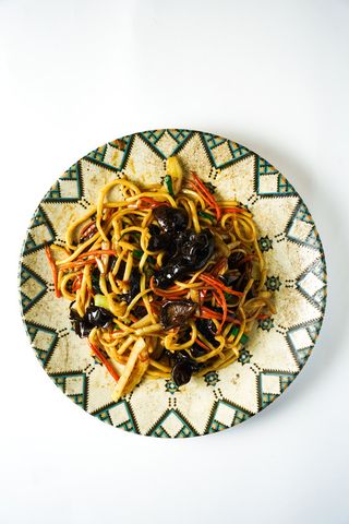 Жареная лапша по-китайски с грибами