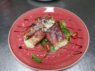 Grilovana mozzarella u njeguškoj pršuti