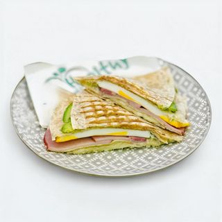 Рап с авокадо и яйце