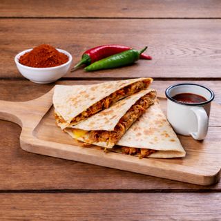 კესადია ქათმის და ღორის ხორცით