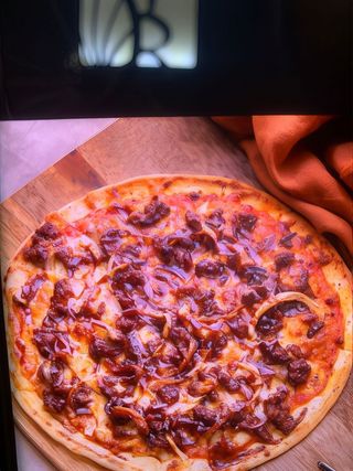 Pizza barbacoa 33x33cm+ refresco lata