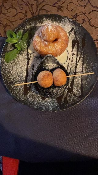 Papanași cu dulceaţă și smântână 