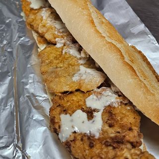 Bocadillo escalopines de pollo con salsa