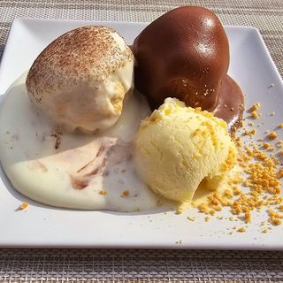 Profiterol cu înghețată 