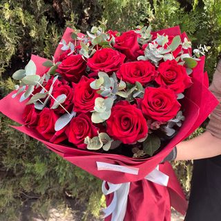 Букет от 21 рози със зеленина и опаковка